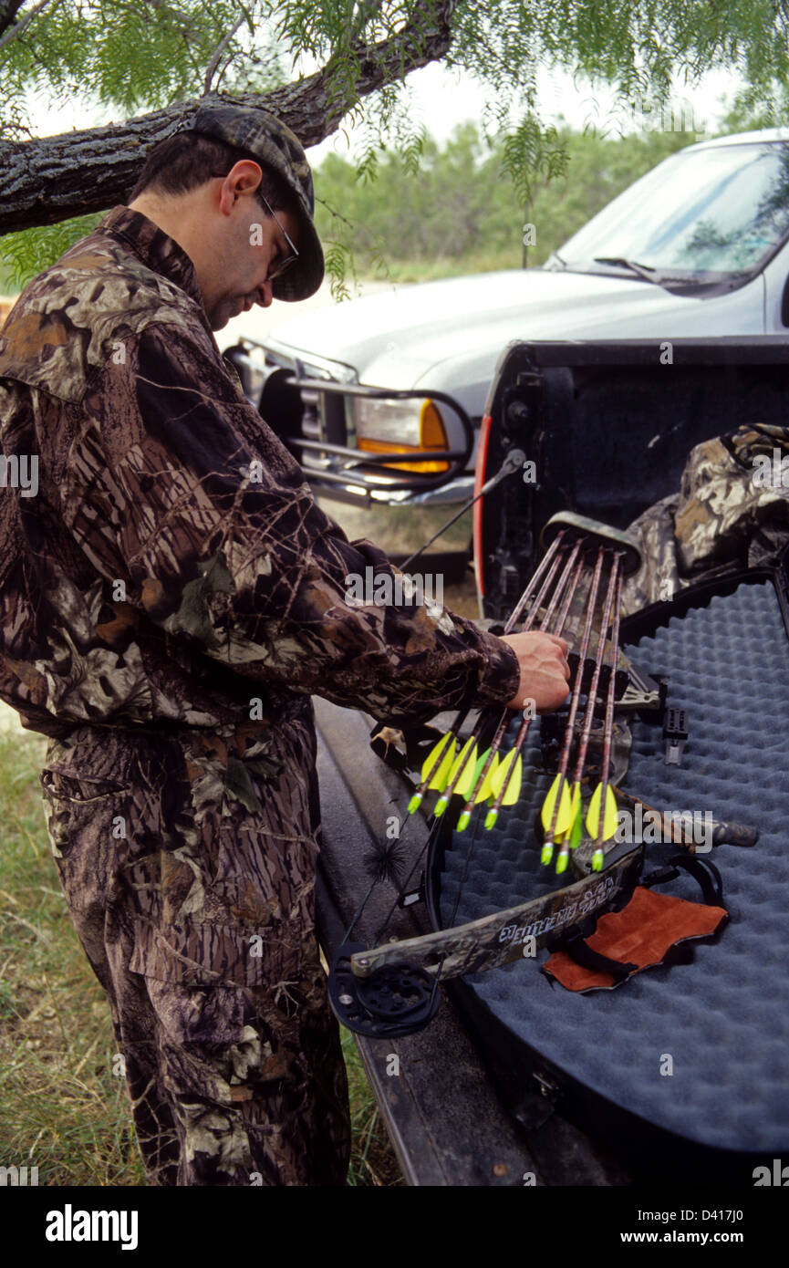 Bow hunting deer hires stock photography and images Alamy