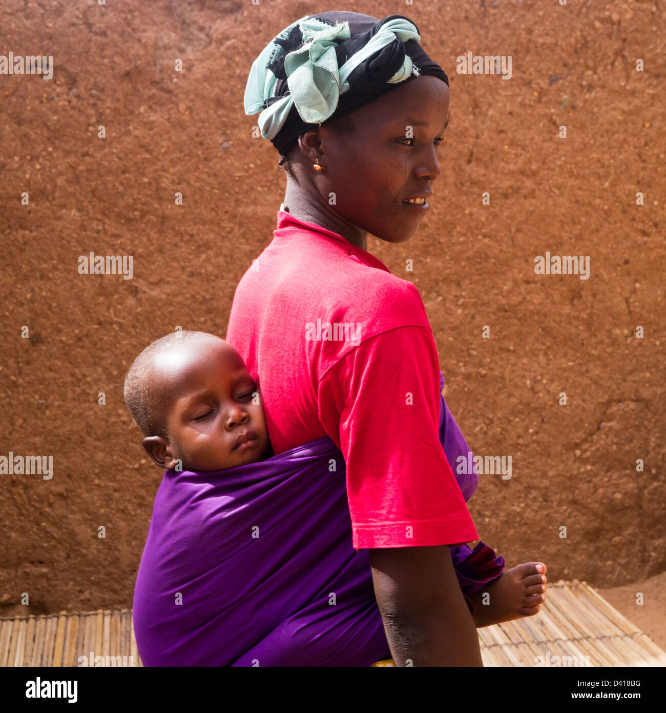 African mother carries her baby in Agadez, Niger Stock Photo - Alamy