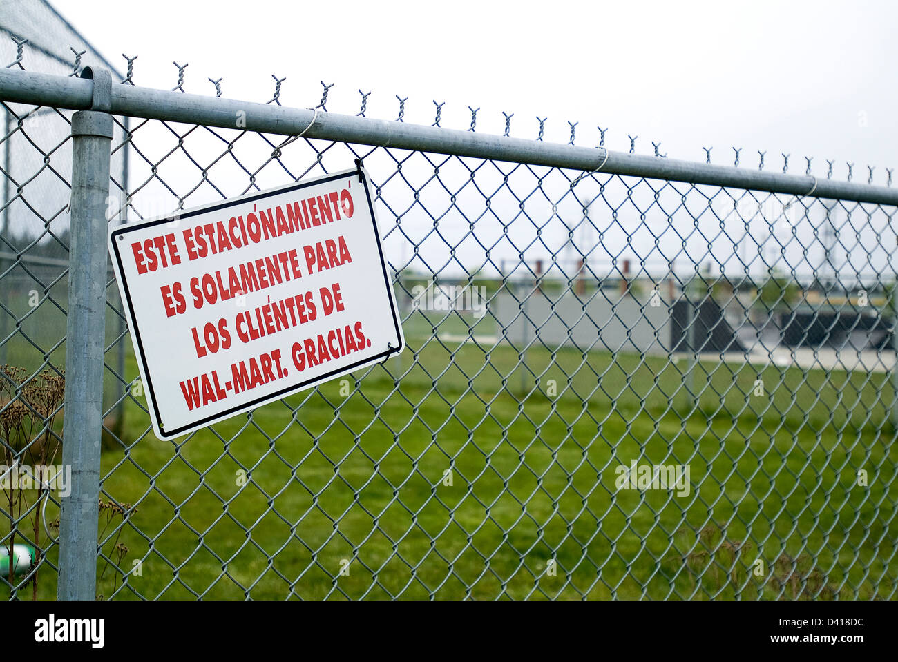 Parking sign in Spanish language Stock Photo Alamy