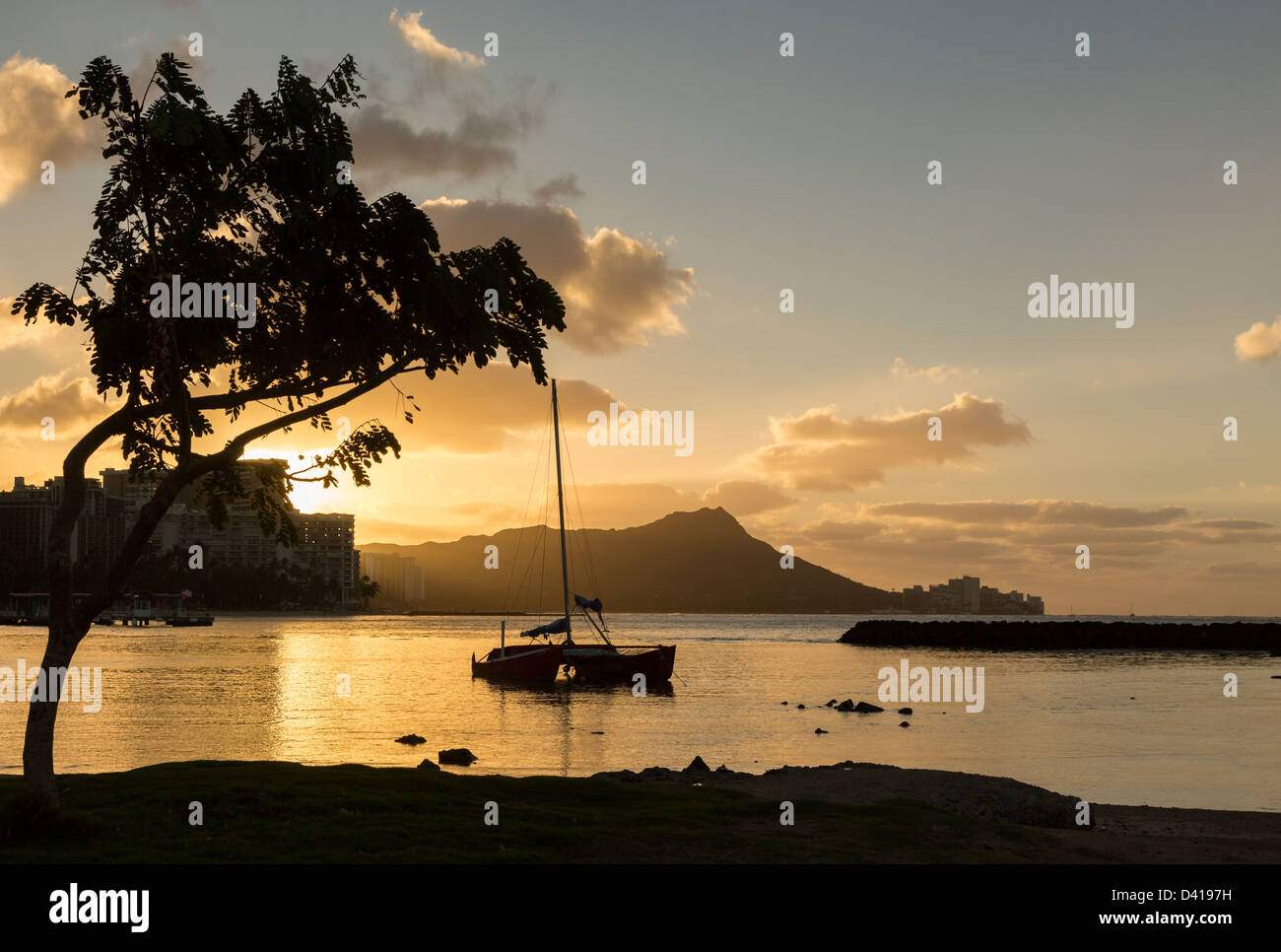 Sunrise over diamond head hi-res stock photography and images - Alamy