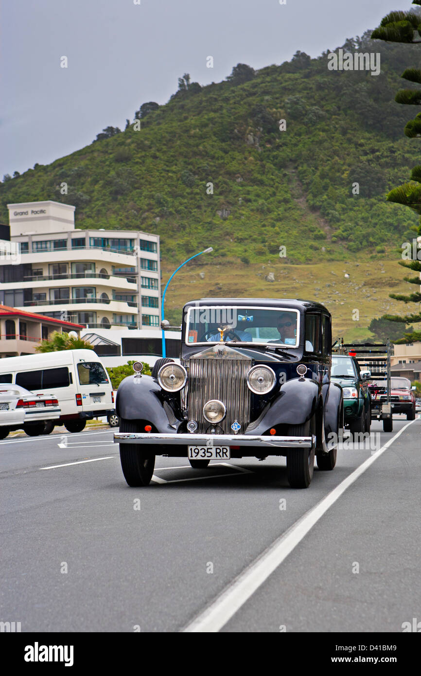 Vintage rolls royce car driving hires stock photography and images Alamy
