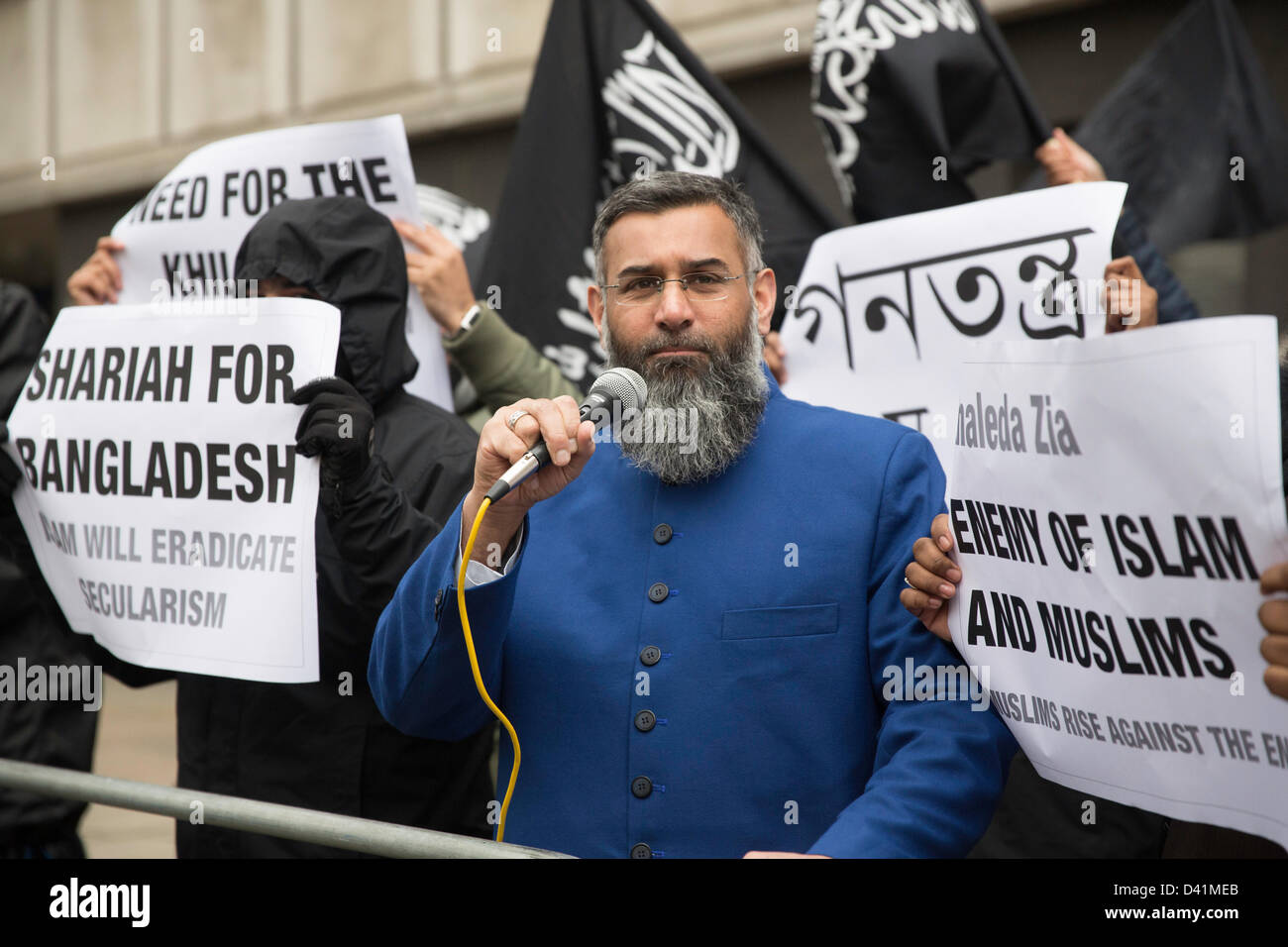 London, UK. 1st March 2013. Anjem Choudary at the protest outside the Bangladesh Embassy in London against the Bangladeshi court ruling. Credit:  Lydia Pagoni / Alamy Live News Stock Photo