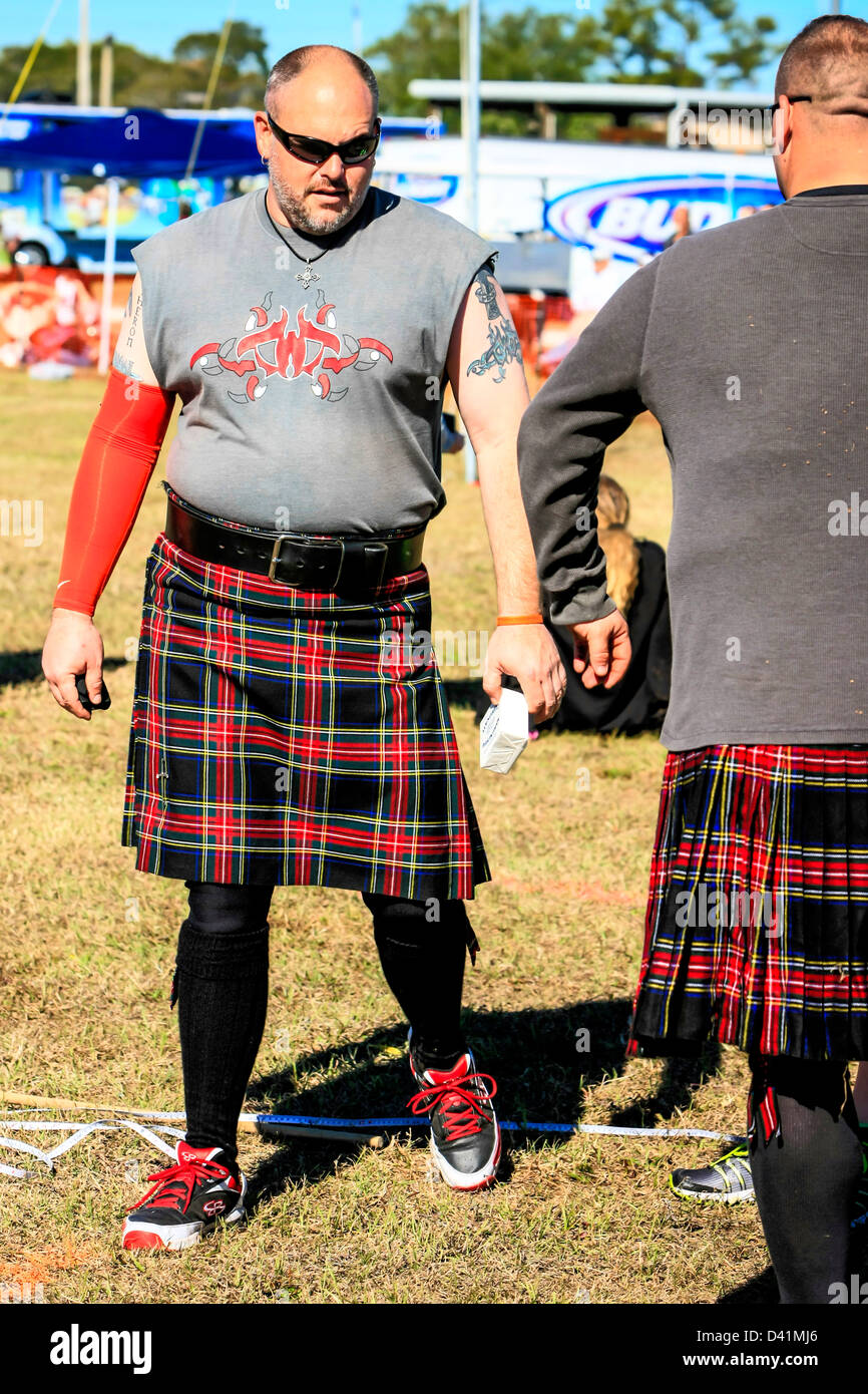 at-the-sarasota-highland-games-florida-men-and-women-prepare-for-the-heavy-events-stock-photo-alamy