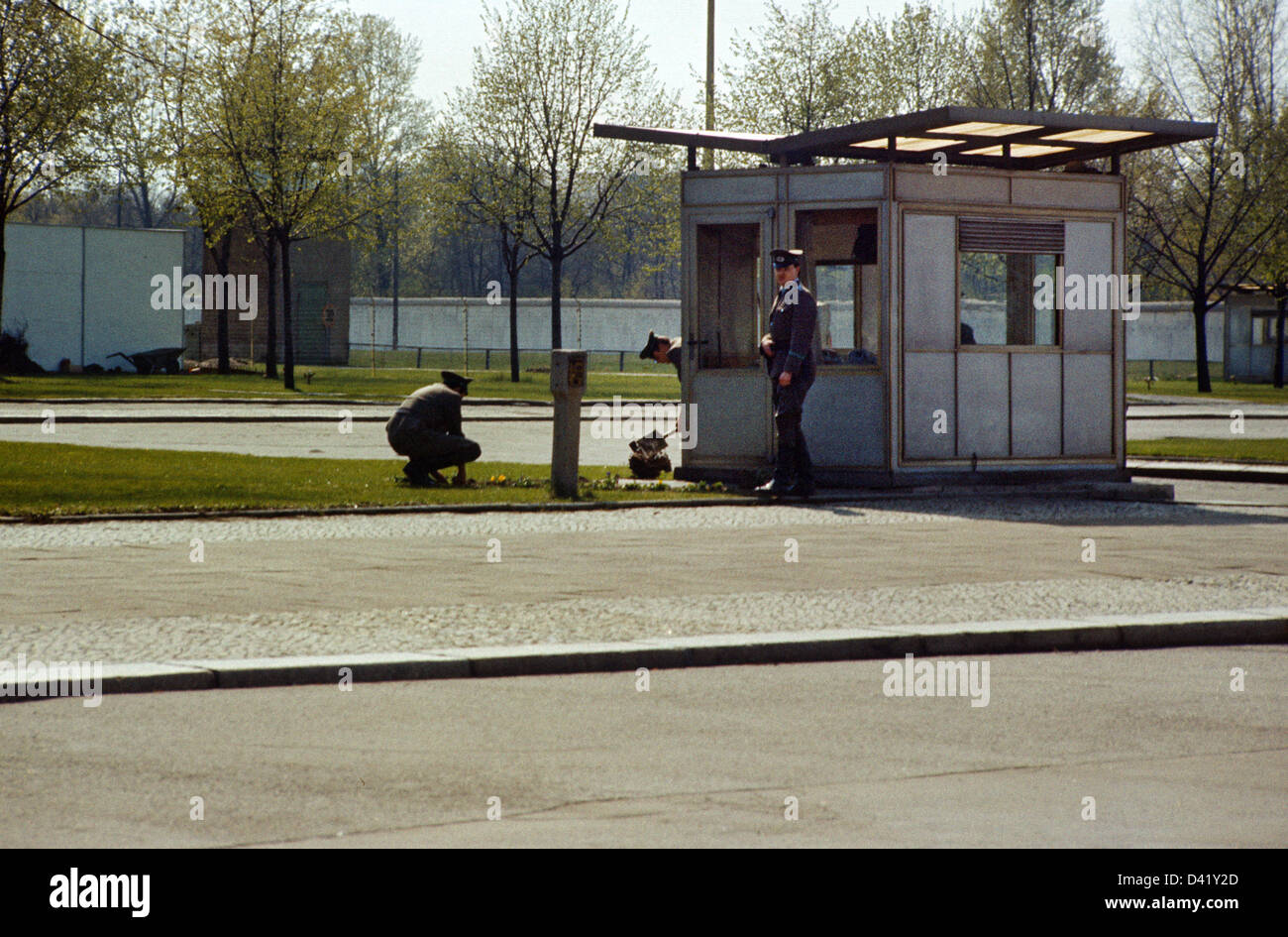 Berlin, GDR, border NVA soldiers at checkpoint Brandenburg Gate Stock Photo