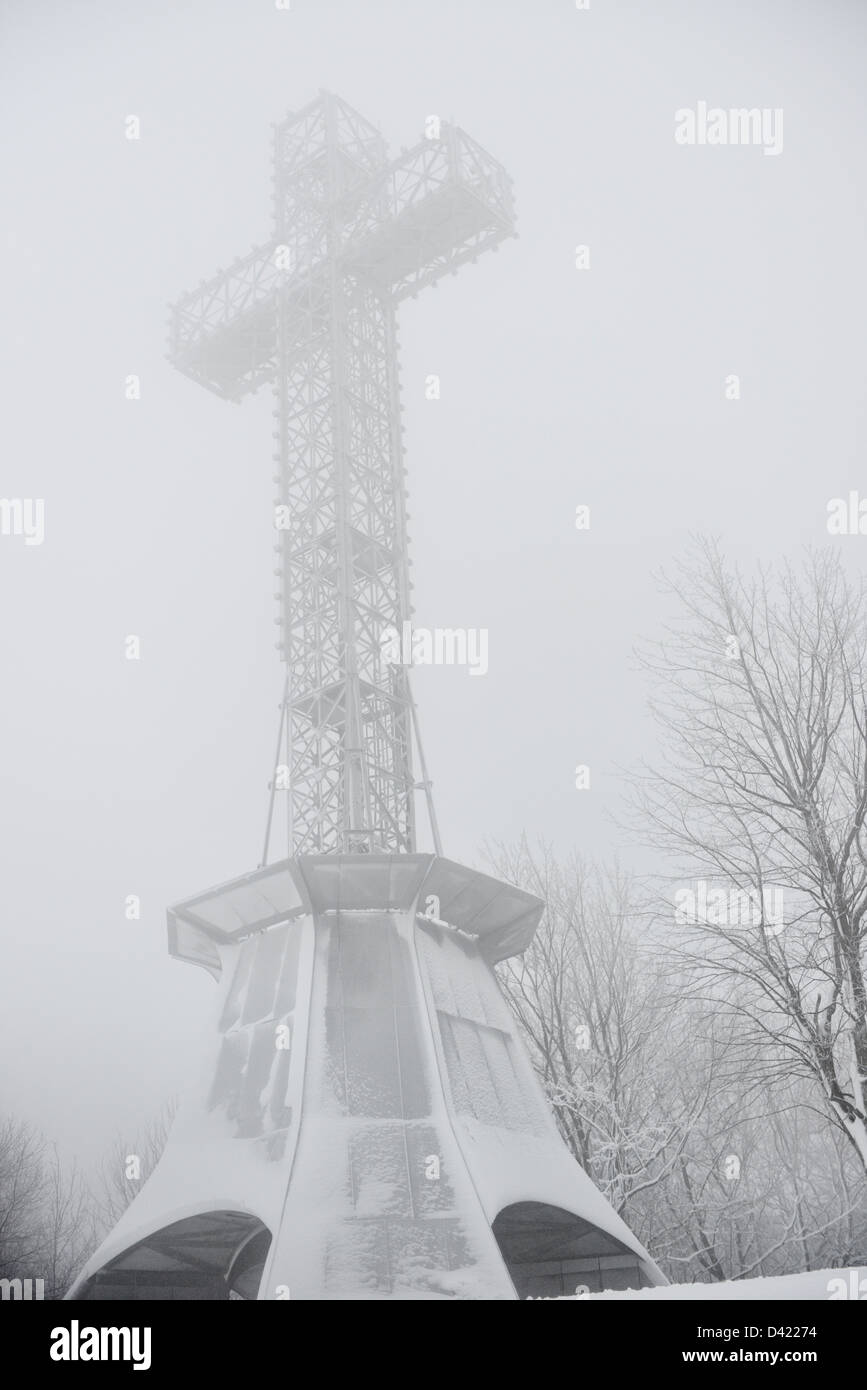 Mont Royal Cross / Croix du Mont royal in the mist and fog in Snow ...