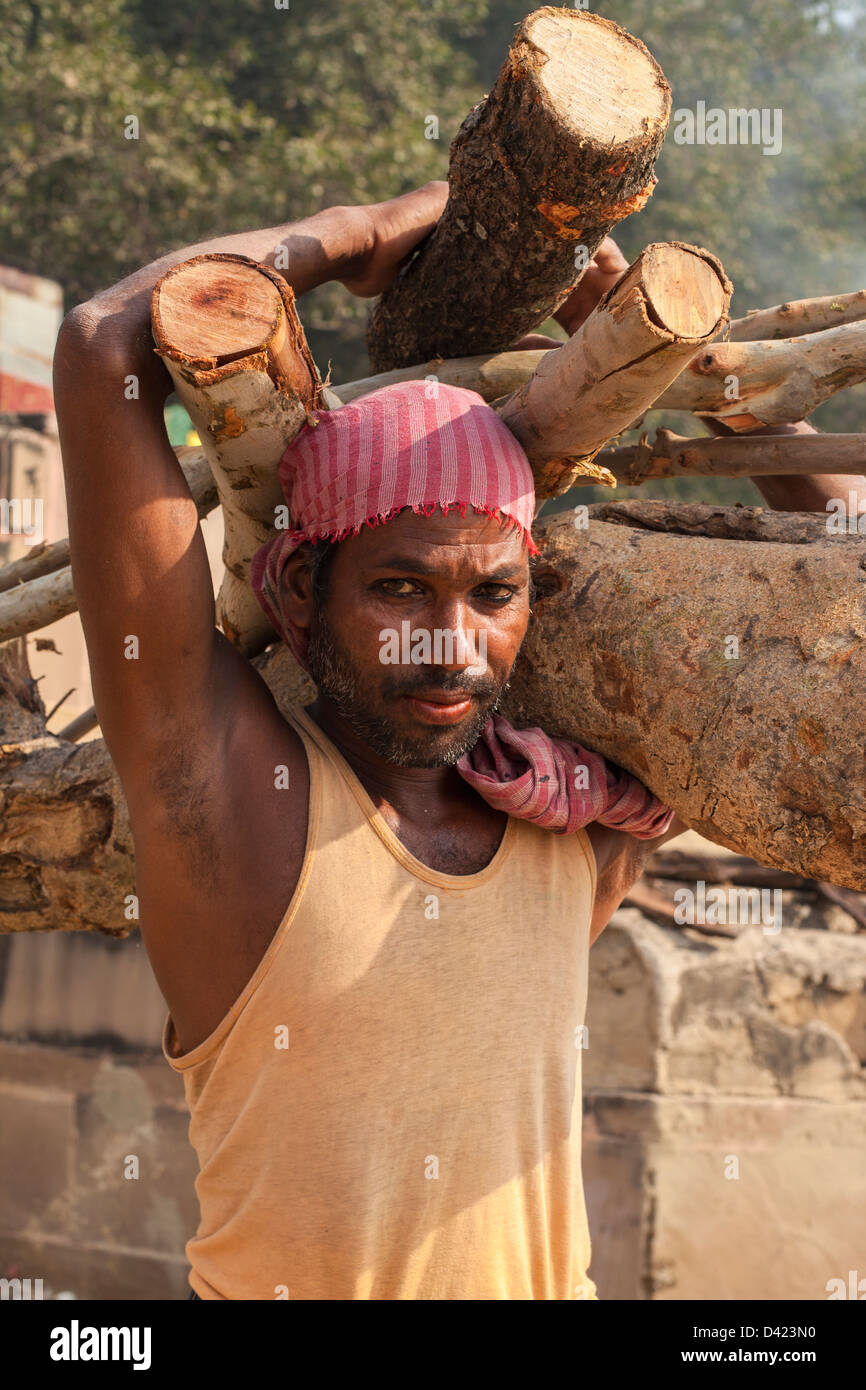 Indian labourer, Varanasi, India Stock Photo