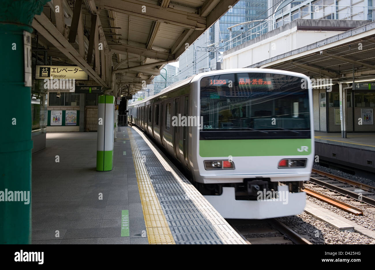 A very rare sight...a train leaving the completely deserted Yamanote Loop line train platform at Tokyo Station. Stock Photo