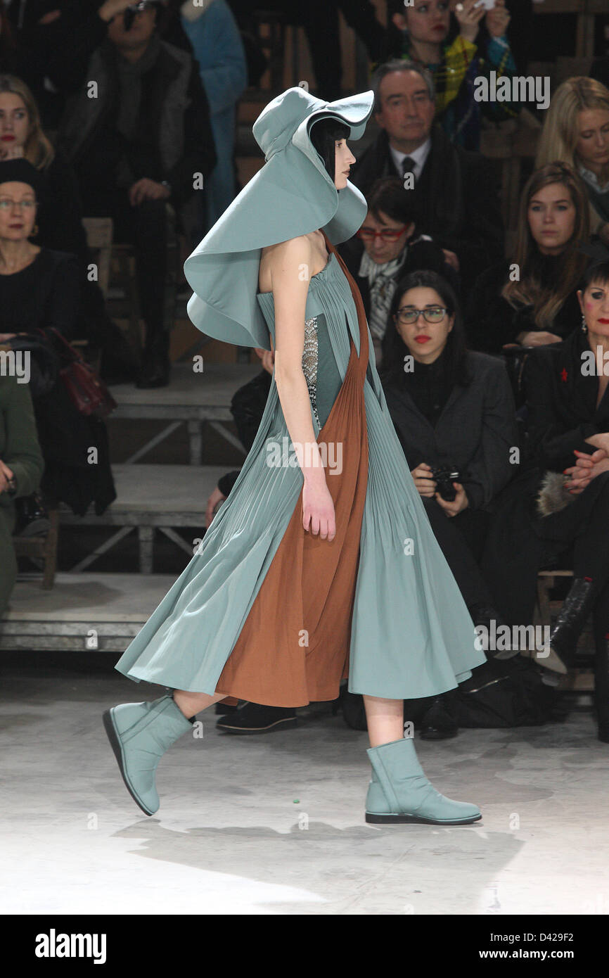 Paris, France. 1st March 2013. A model wears a creation by Japanese designer Yohji Yamamoto as part of his fall/winter 2013/2014 collection presented during Paris pret-a-porter fashion week, Paris, 1 March 2013. The Paris pret-a-porter fashion shows run until 6 March 2013. Photo: Hendrik Ballhausen/DPA/ALamy Live News Stock Photo