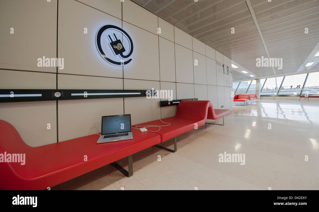 Free wifi and modern chaiselongue in red leather at Blagnac airport, Toulouse, France Stock Photo