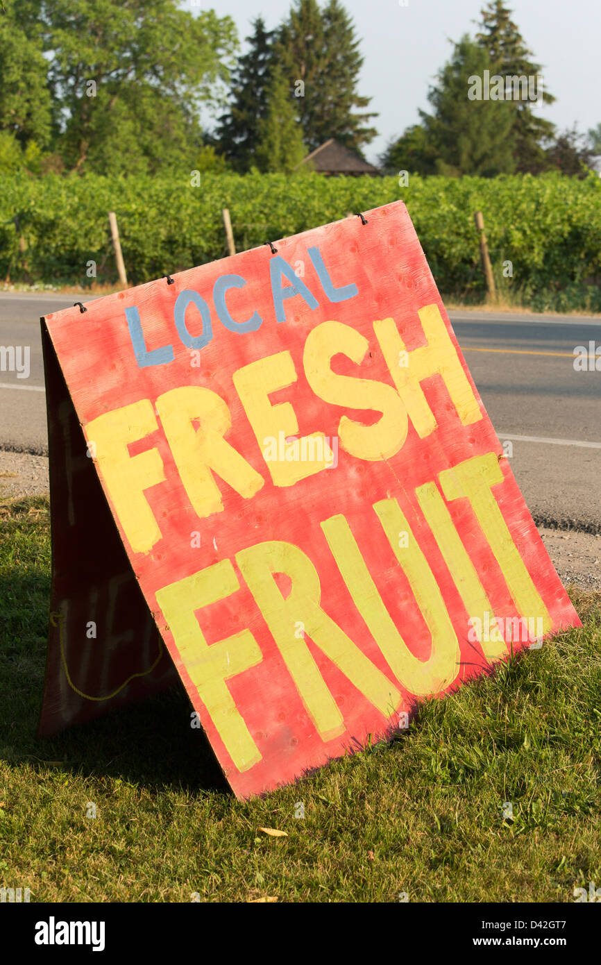 Canada,Ontario,Niagara-on-the-Lake,fresh fruit sign at roadside Stock Photo