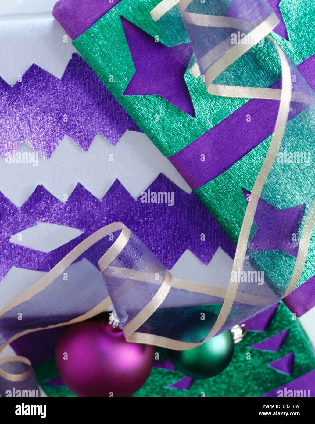 Green crepe paper hi-res stock photography and images - Alamy