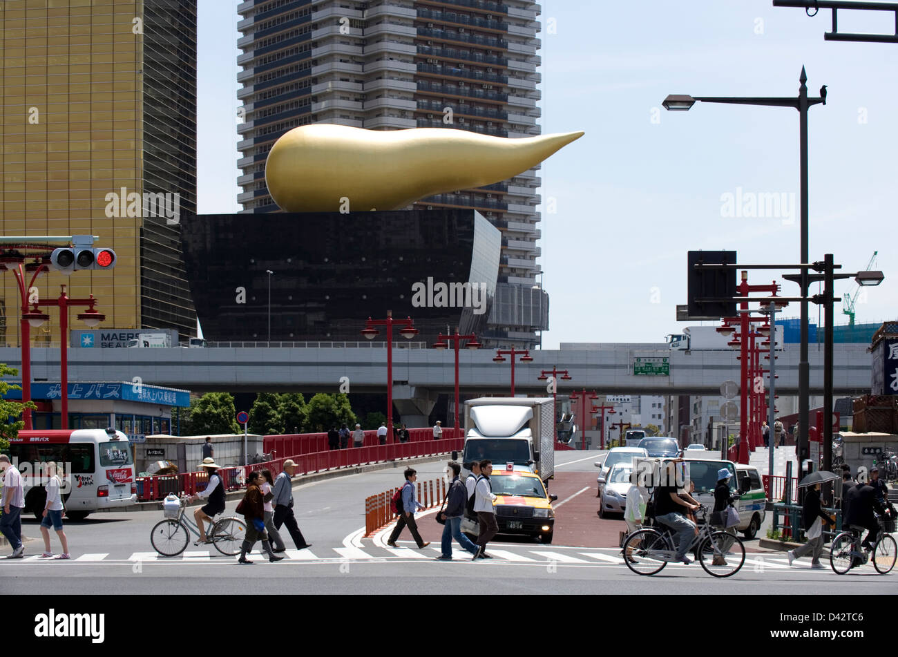 Gold flame sculpture, or Flamme d'Or, atop Asahi Super Dry Beer Hall in Asakusa, Tokyo designed by architect Philippe Starck. Stock Photo