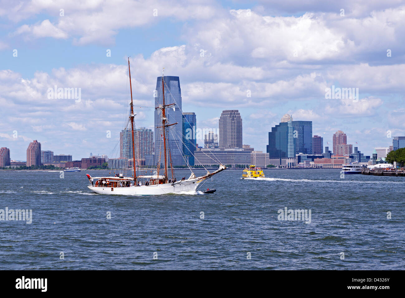 City by boat hi-res stock photography and images - Alamy
