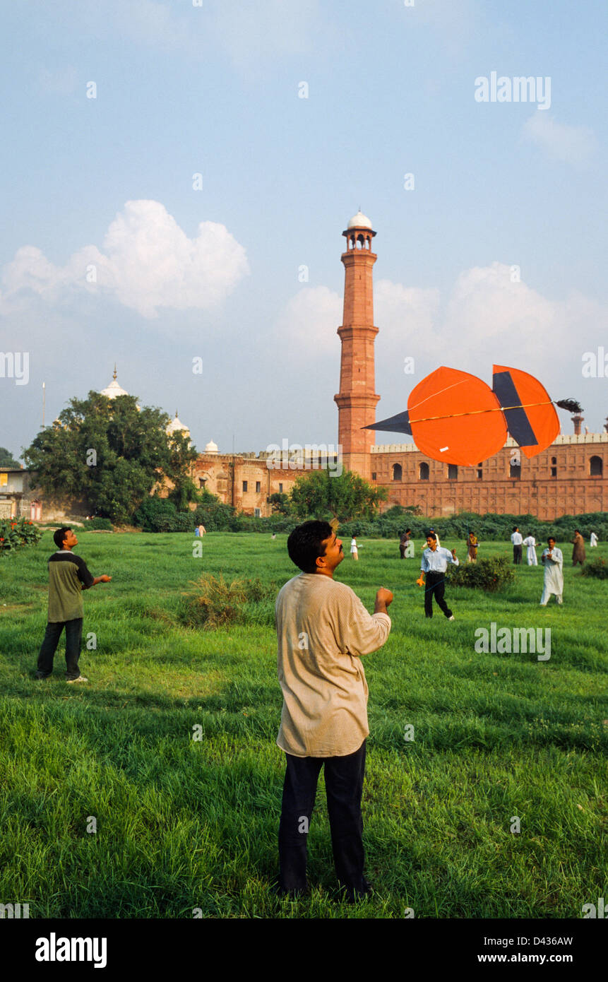 Kite flying amateurs in front of the Bashahi Mosque in Lahore, Punjab