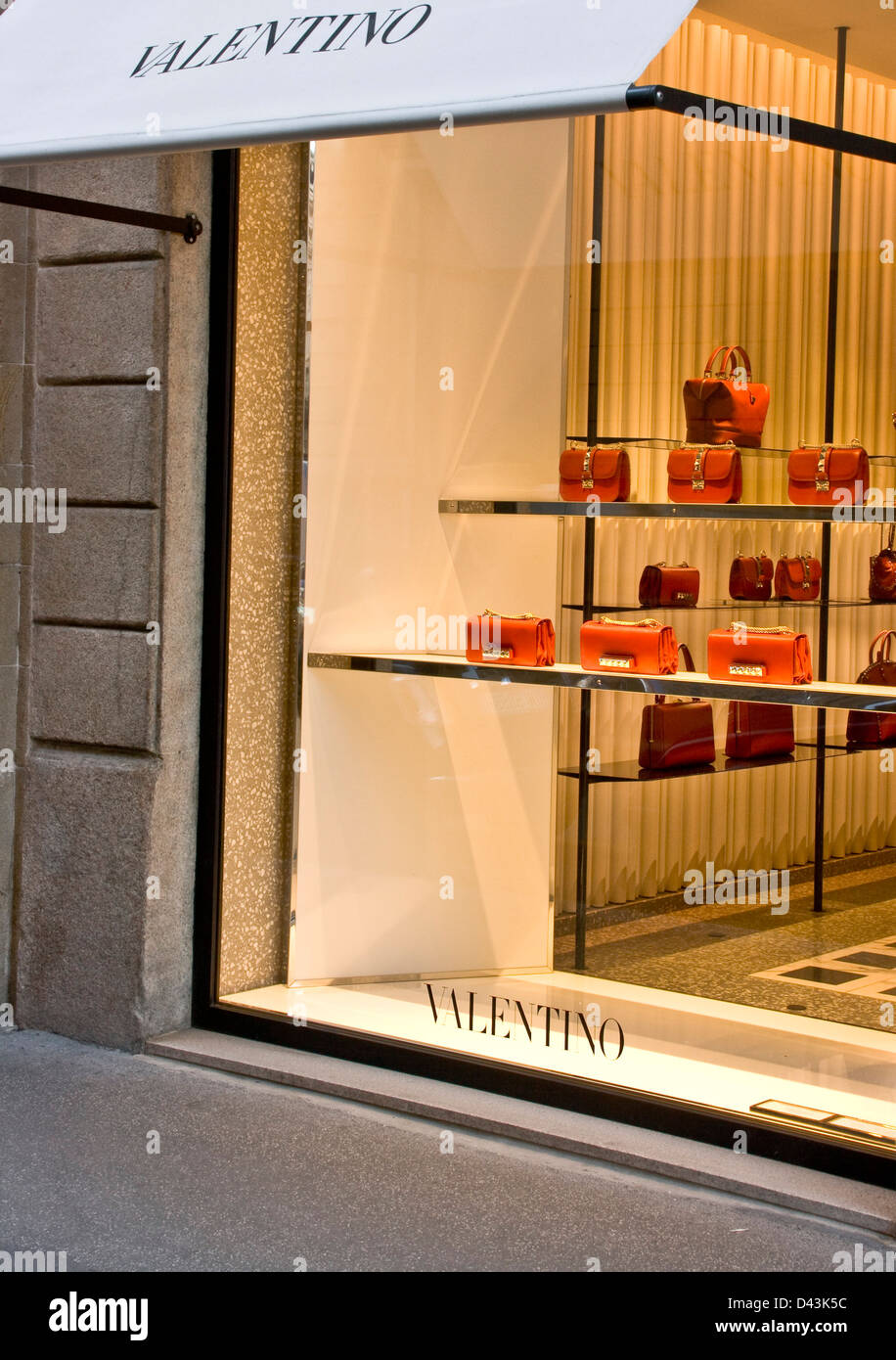 Luxury Bags at Window Store, Venice, Italy Editorial Photography - Image of  handbags, store: 130179687