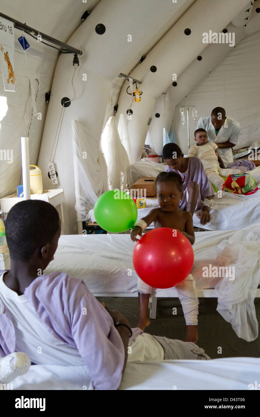 children playing with balloon in the burn unit in Drouillard Hospital