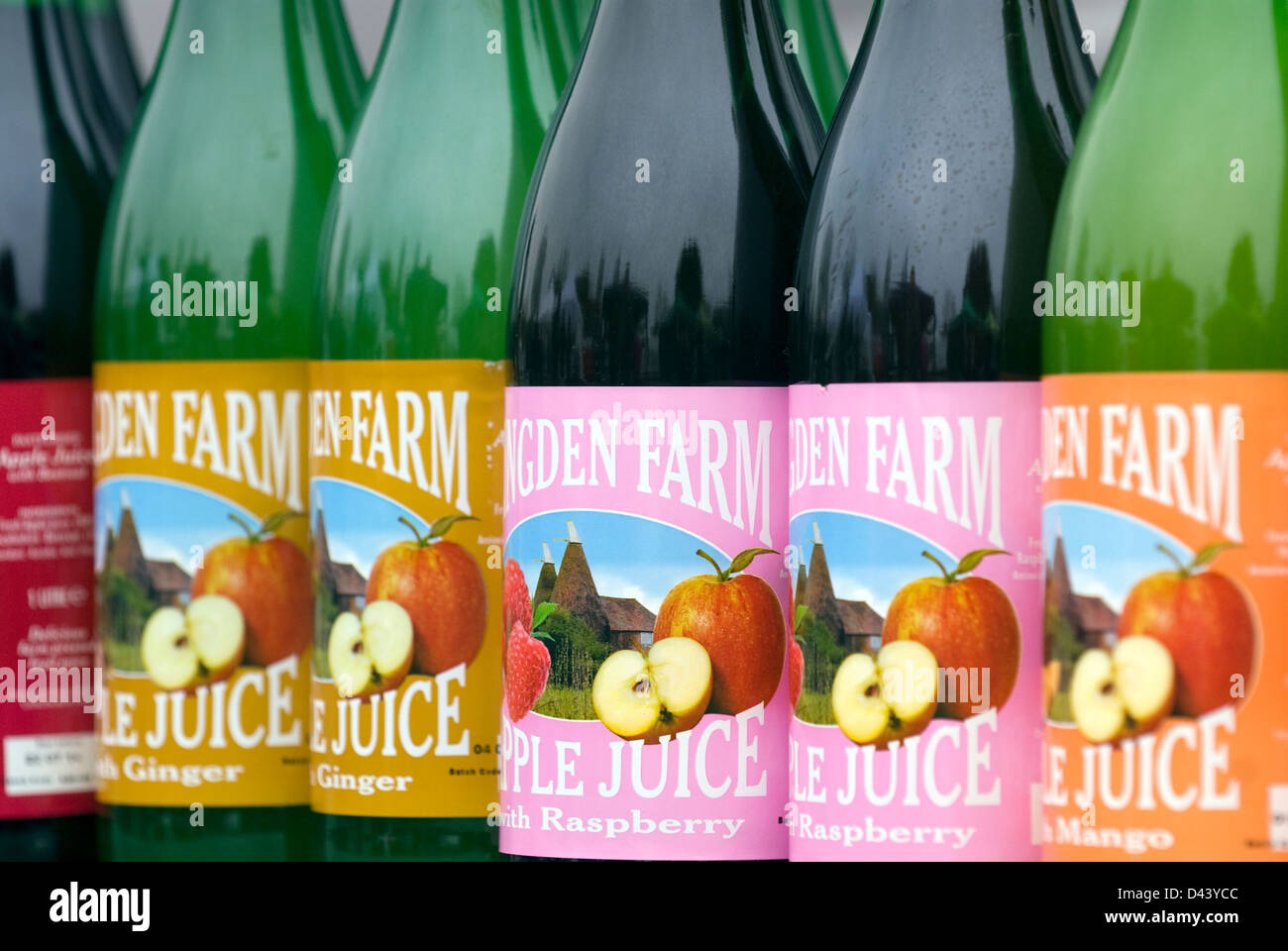 https://c8.alamy.com/comp/D43YCC/selection-of-bottles-of-juices-on-display-at-farnham-farmers-market-D43YCC.jpg