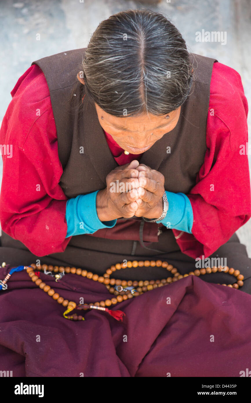 Woman praying, Bodhanath Stupa, Kathmandu, Nepal Stock Photo