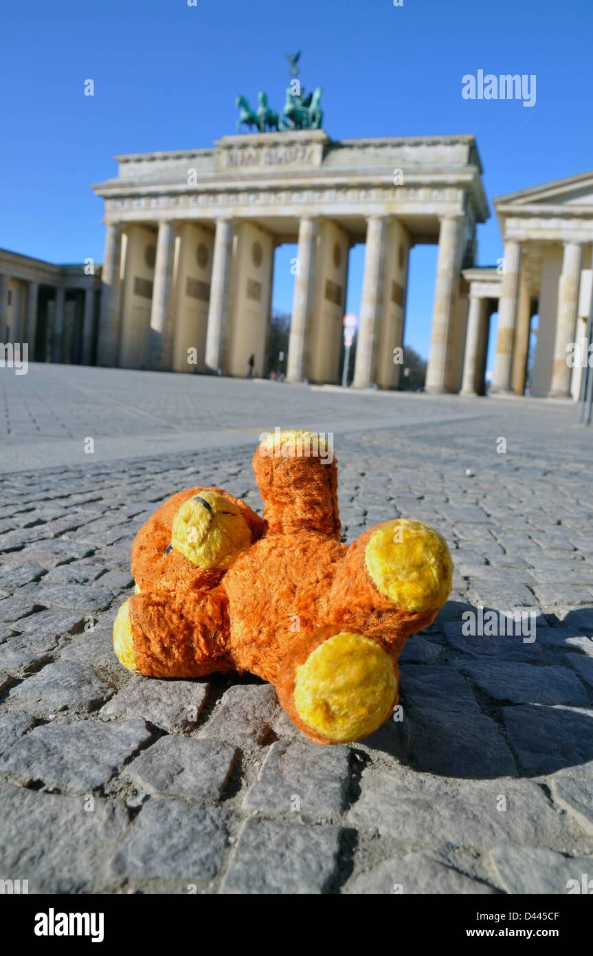 Illustration - A teddy bear is pictured lieing on the ground in front of Brandenburg Gate in Berlin, Germany, 6 March 2011. Fotoarchiv für ZeitgeschichteS.Steinach Stock Photo