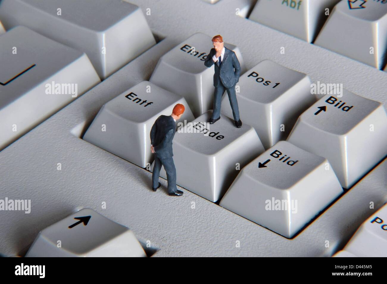 Illustrations - Two miniature manager figures are pictured in front of the 'Ende' (End) key of a PC keyboard in Berlin, Germany, 29 December 2007. Fotoarchiv für ZeitgeschichteS.Steinach Stock Photo