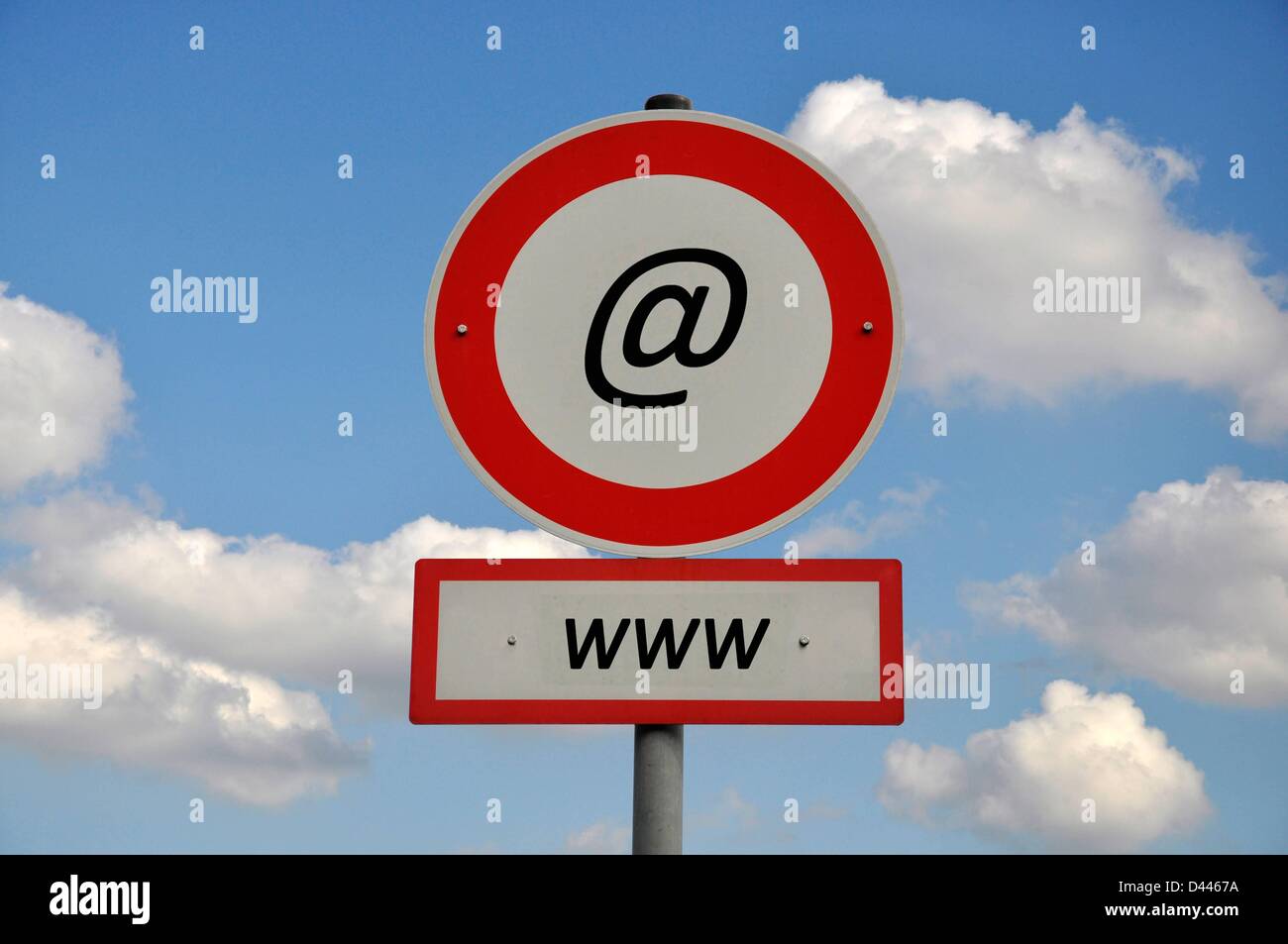 A prohibition sign shows the '@' sign and below it is another red sign reading 'www' in Berlin, Germany, 13 August 2011. Fotoarchiv für ZeitgeschichteS.Steinach Stock Photo