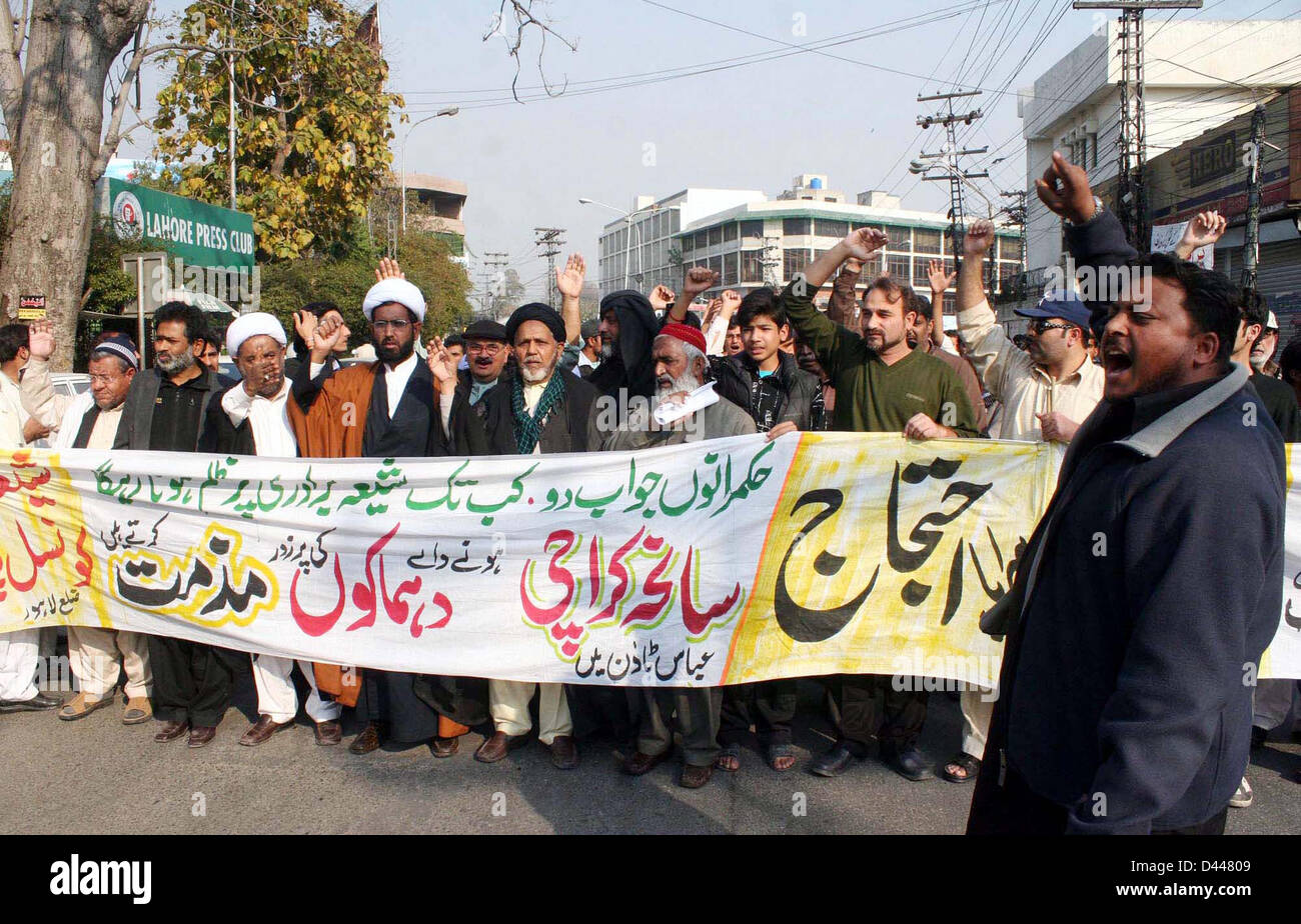Shiite Muslims chant slogans against twin bomb blast occurred at Abbas ...