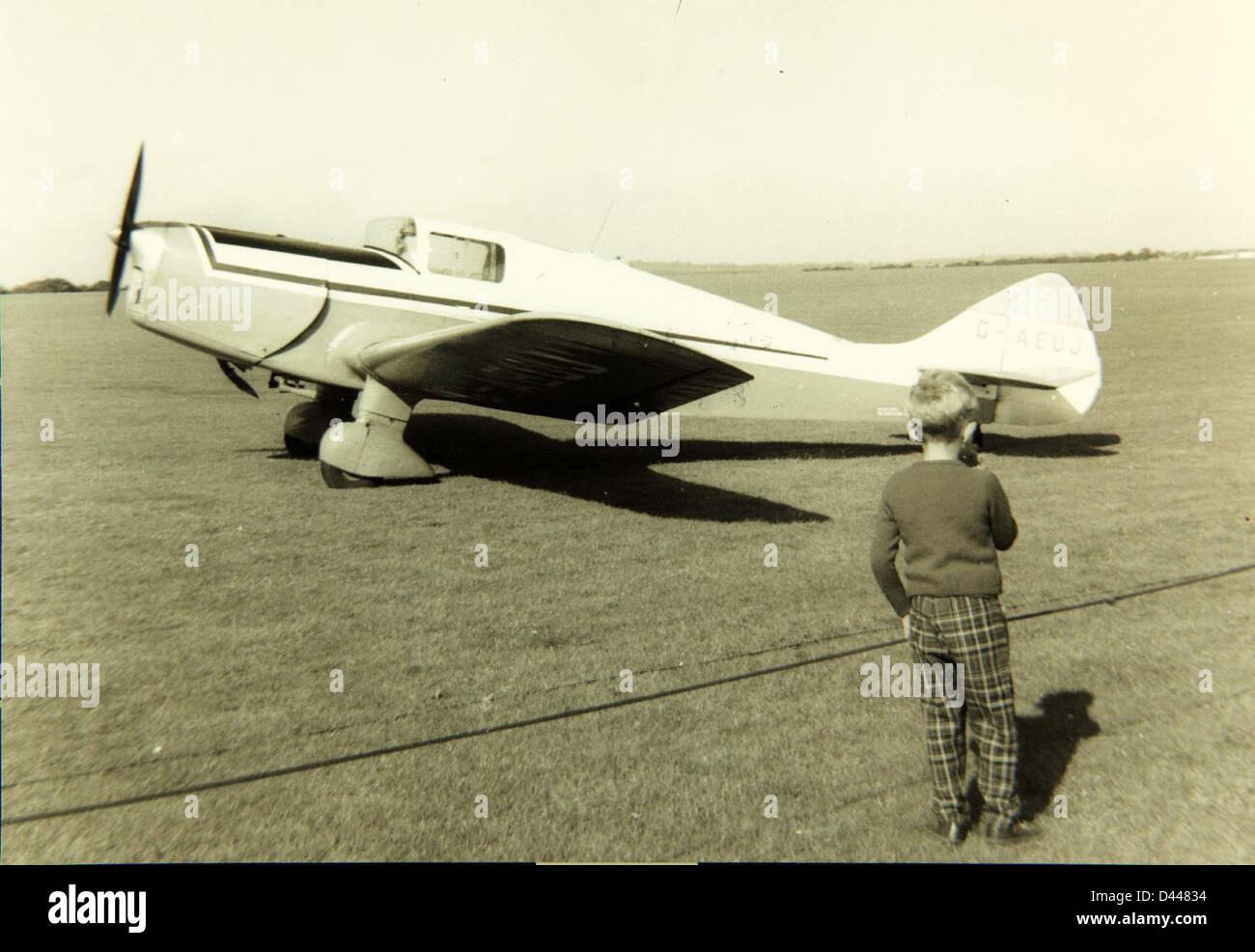Twin engined light aircraft hi-res stock photography and images - Alamy
