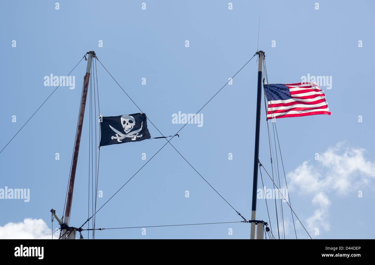 Jolly roger flag on mast hi-res stock photography and images - Alamy