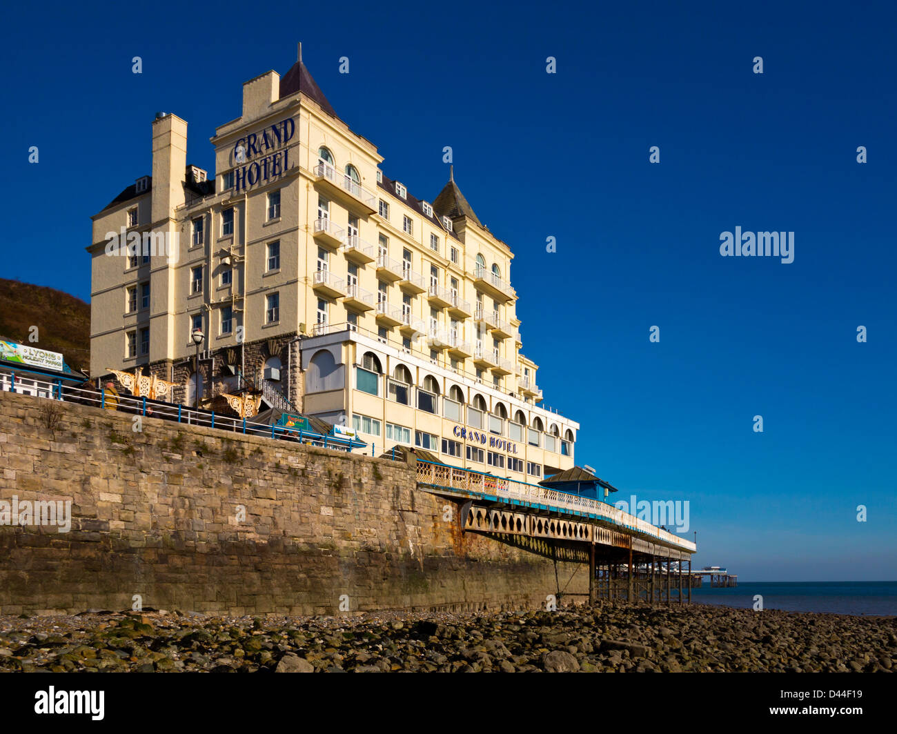 the-grand-hotel-in-seaside-resort-llandudno-north-wales-uk-overlooking