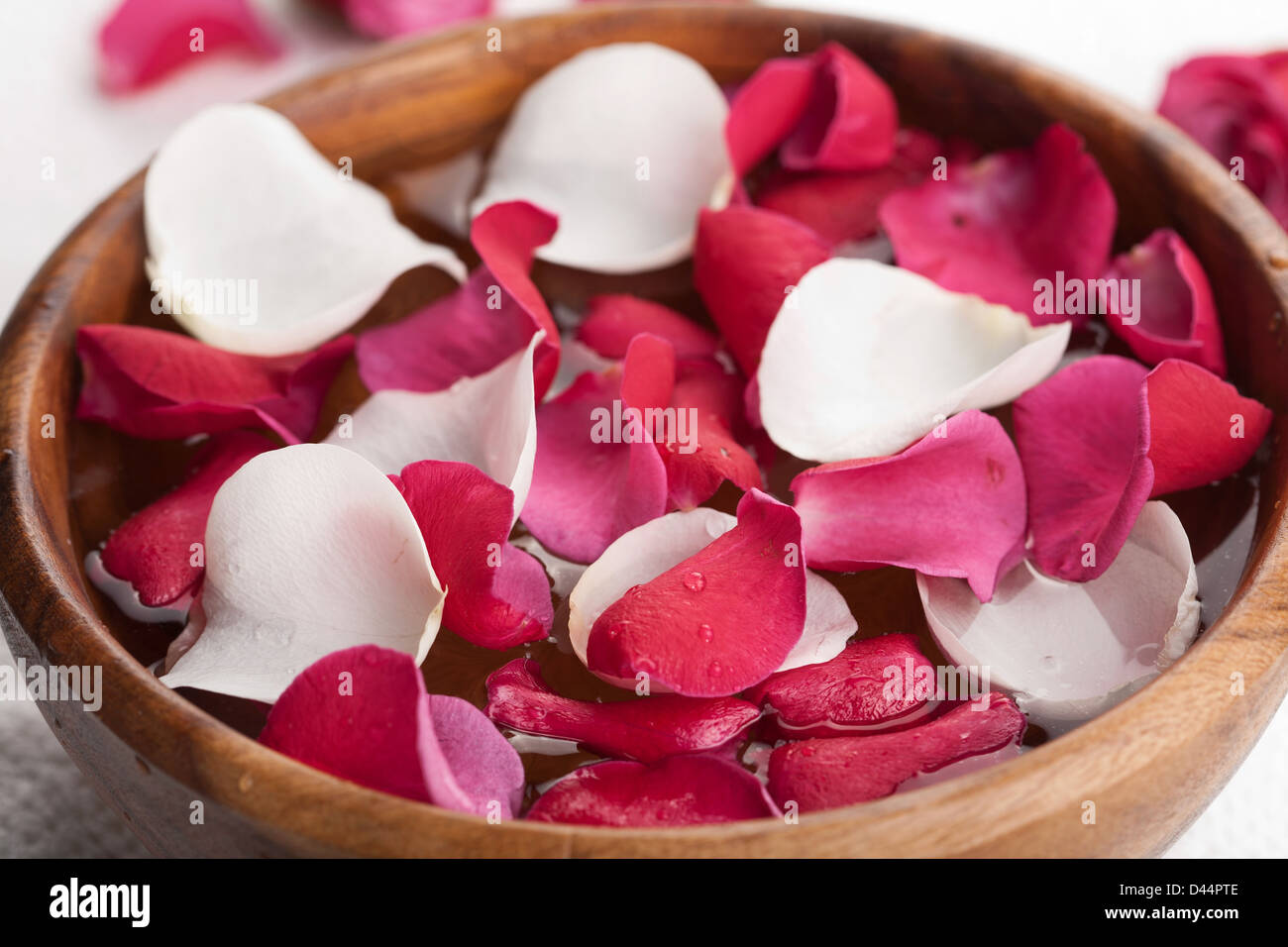 Red rose petals bowl hi-res stock photography and images - Alamy