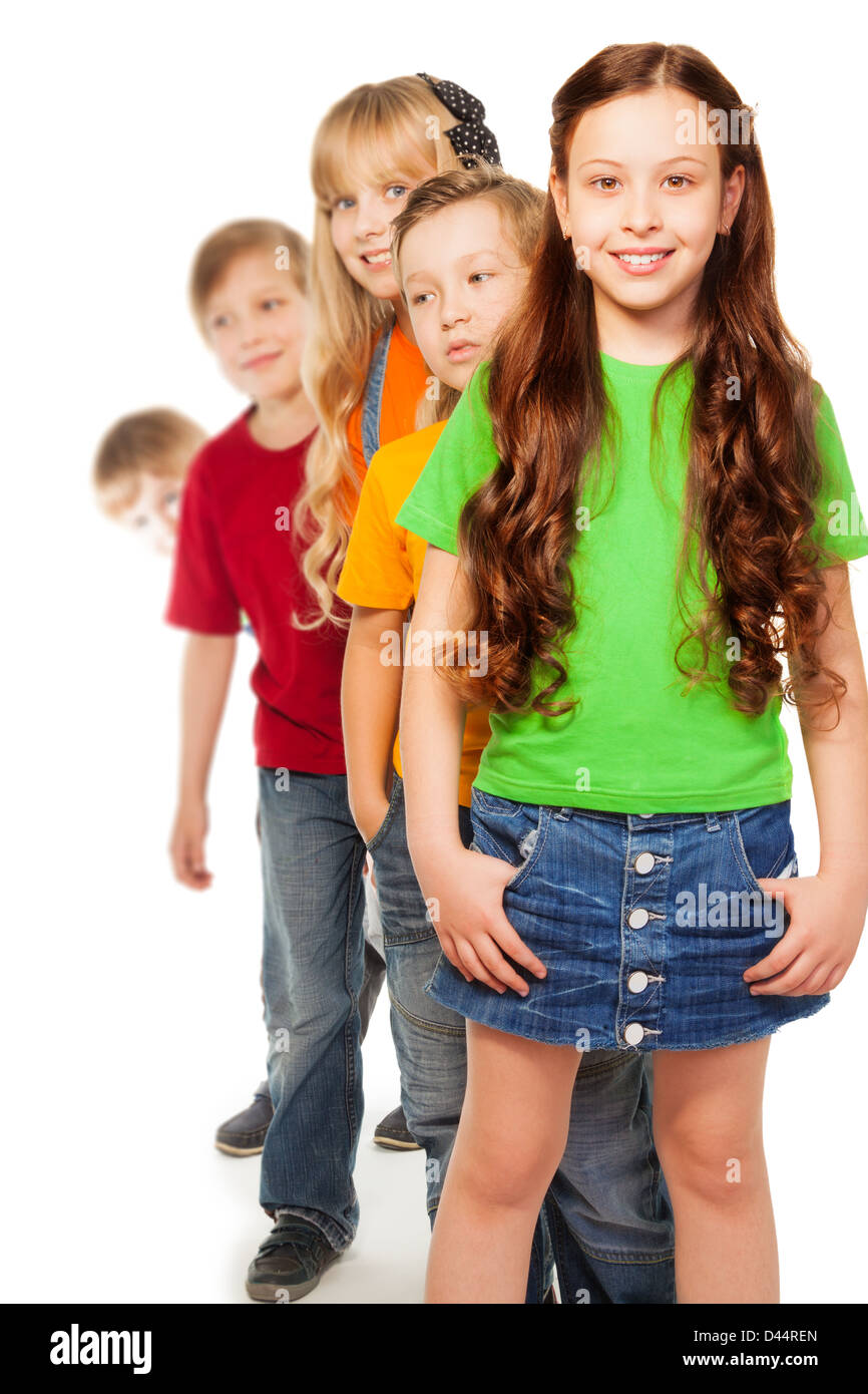 в ряд стоят семь. ребенок стоит. толпа сотрудников. толпа детей. силуэт группы людей.