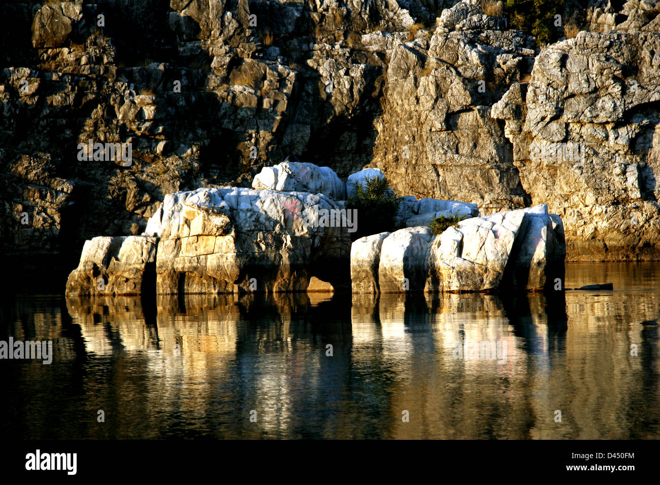Marble rocks of Bhedaghat near Jabalpur Stock Photo - Alamy