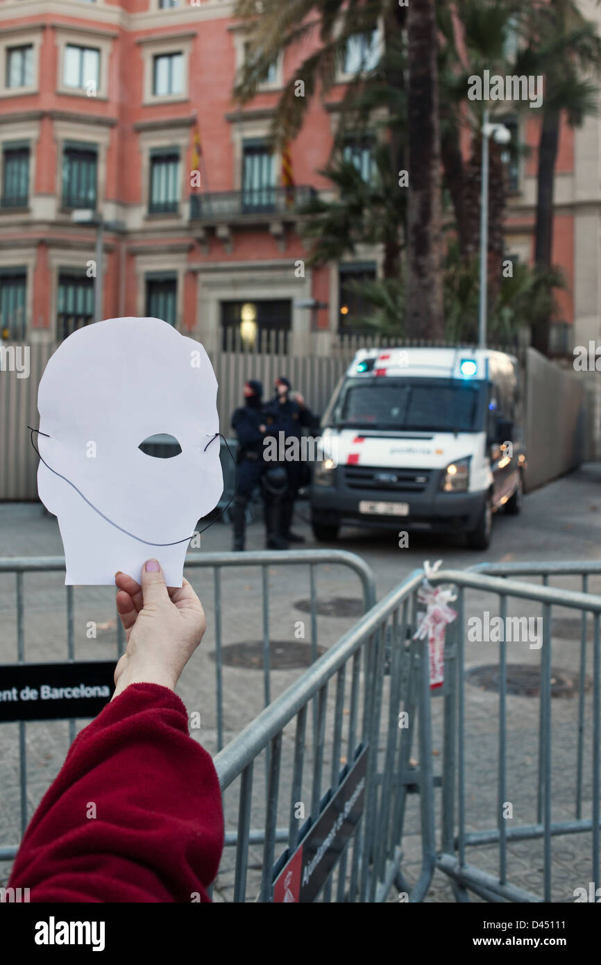 Protesta frente a los Mossos d'esquadra durante la manifestación del 23F en Barcelona Stock Photo
