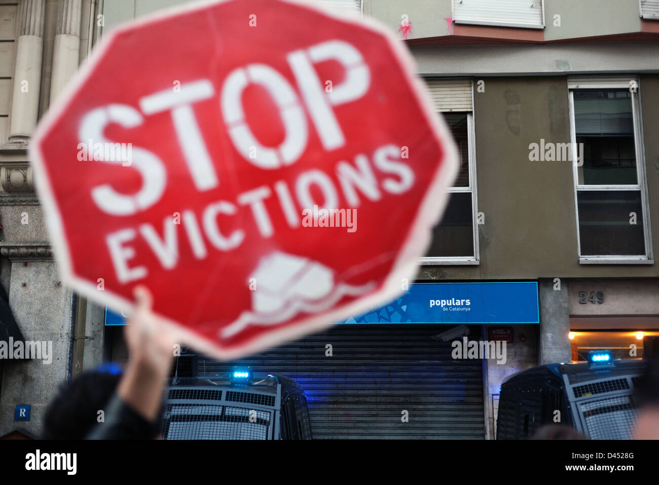 Cartel Stop Evictions frente la sede del PP en Barcelona durante una manifestación a favor de la ILP de dación de pago Stock Photo