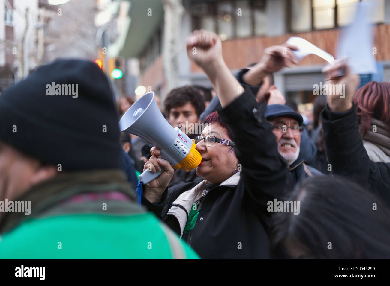 Manifestantes frente la sede del PP en Barcelona, durante la aprovación de la ILP de dación de pago de las hipotecas Stock Photo