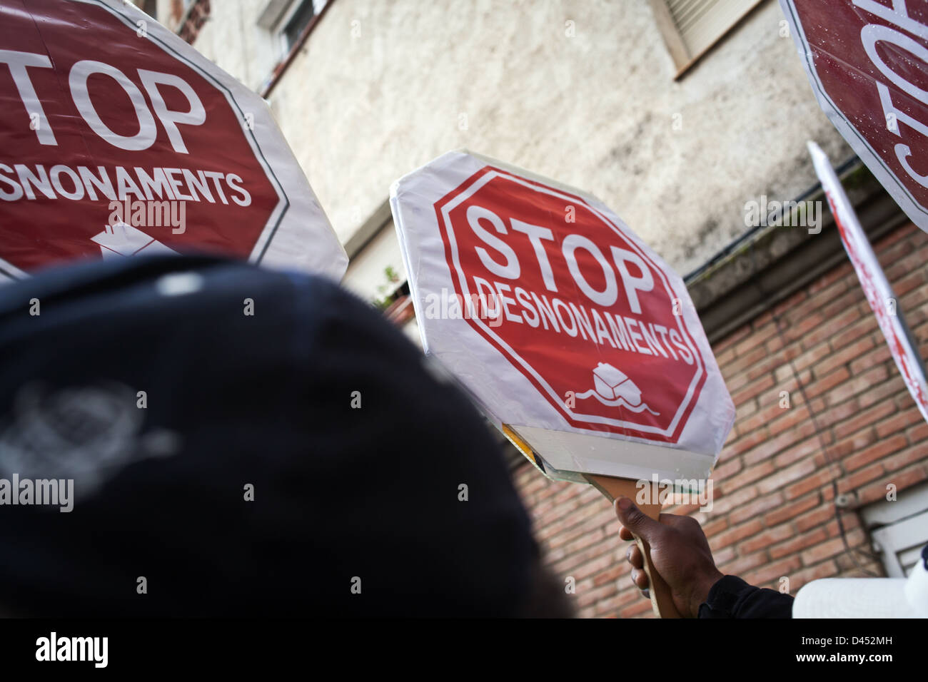 Carteles de Stop Desahucios. Stop desnonaments, frente a un edificio a punto de ser desahuciado en Girona Stock Photo