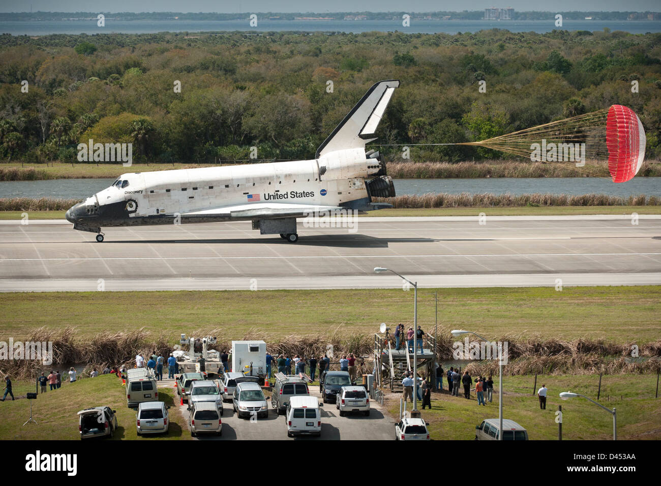 Space Shuttle Discovery successfully lands at Kennedy Space Center ...