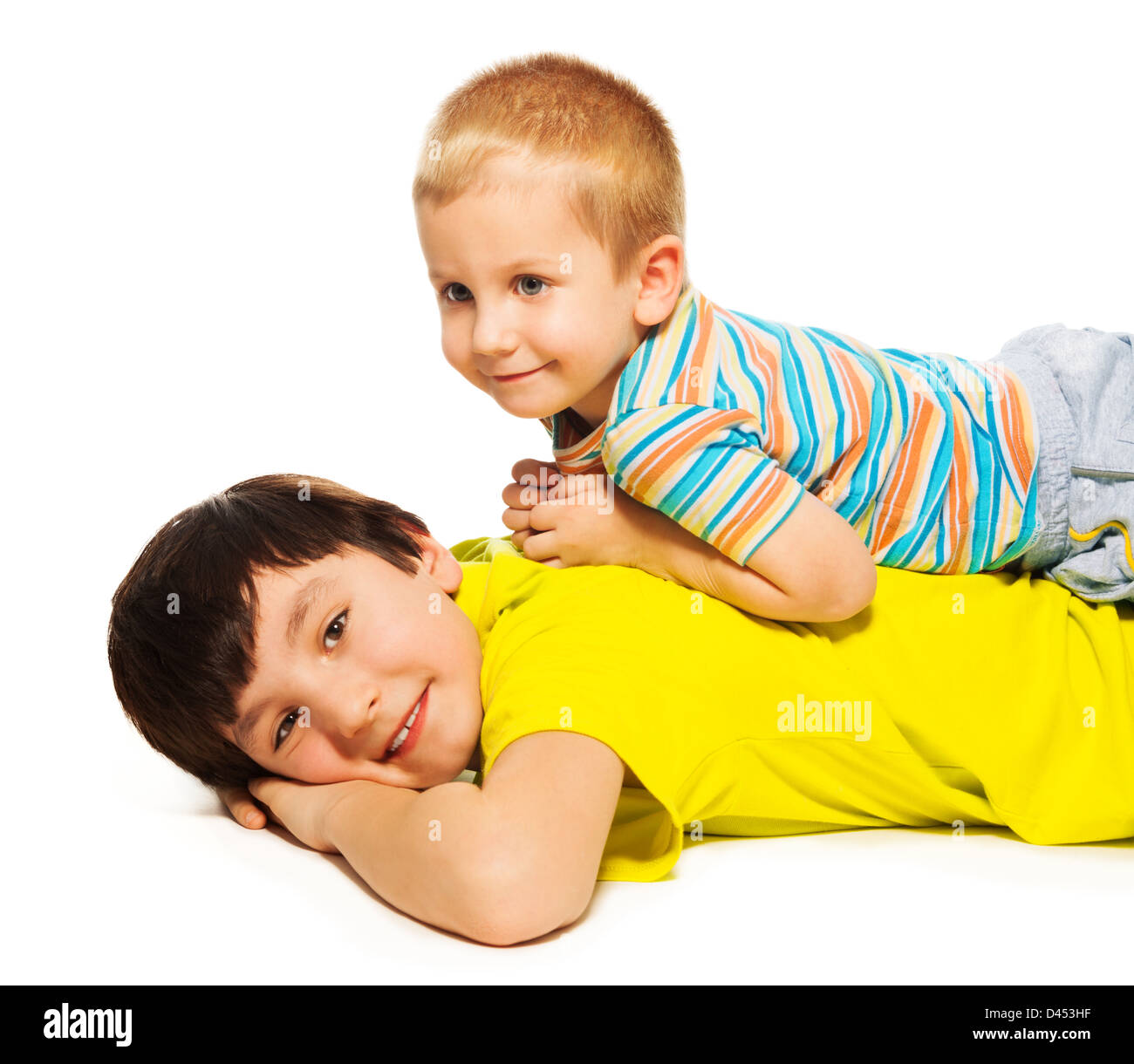 где мальчик лежит на девочке. мальчик лежит на маленькой девочке. где мальчик лежит на девочке. мальчик с девочкой в траве ебались. ребенок лежит на скамейке.