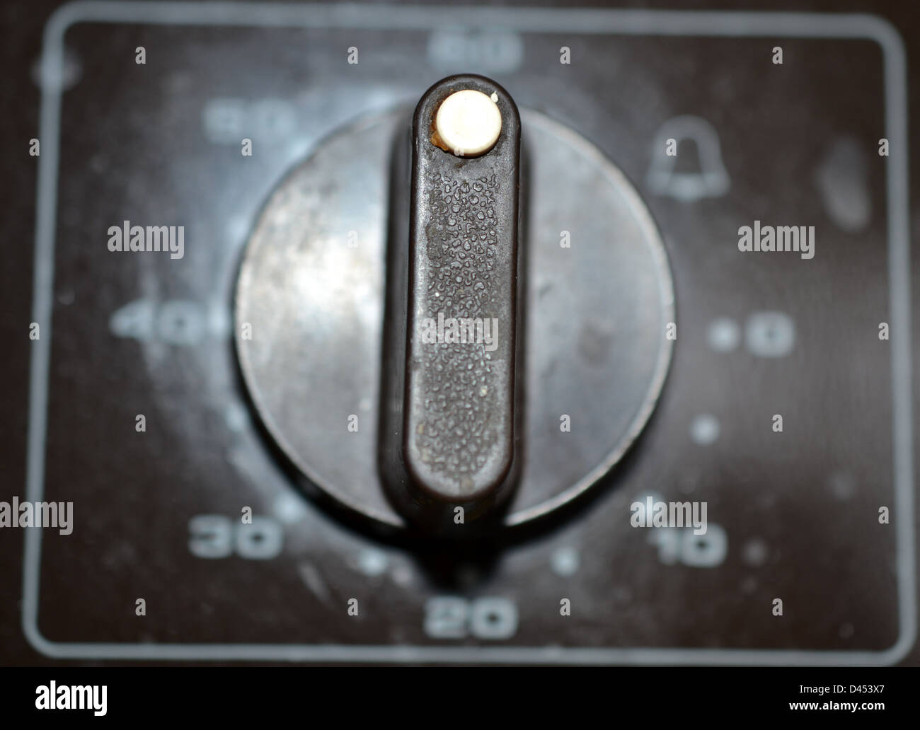 https://c8.alamy.com/comp/D453X7/close-up-of-oven-timer-dial-D453X7.jpg