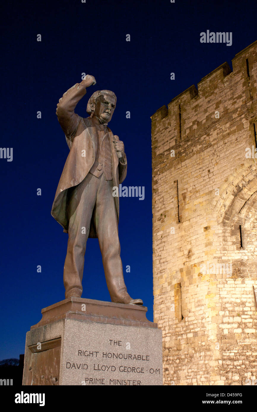 Statue of David Lloyd George in Castle Square / Y Maes with East Gate tower to right of frame Caernarfon Gwynedd North Wales UK Stock Photo