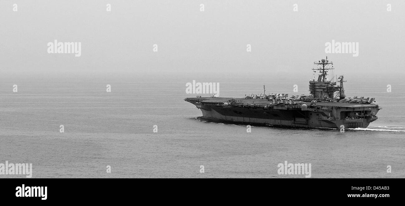 Abraham lincoln aircraft carrier Black and White Stock Photos & Images ...