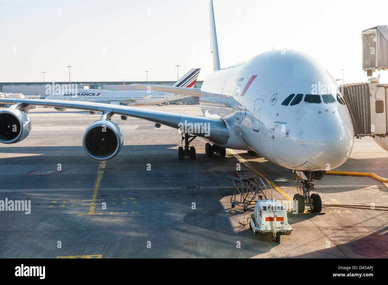 https://c8.alamy.com/comp/D45APJ/air-france-airbus-a380-boeing-747-400-at-charles-de-gaulle-airport-D45APJ.jpg
