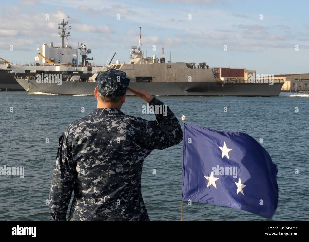 Vice Admiral salutes USS Fort Worth. Stock Photo