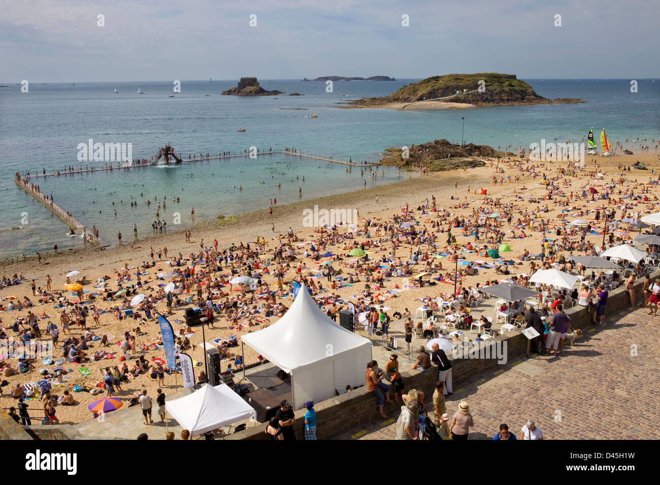 Crowded St Malo Beach Brittany France Stock Photo Alamy