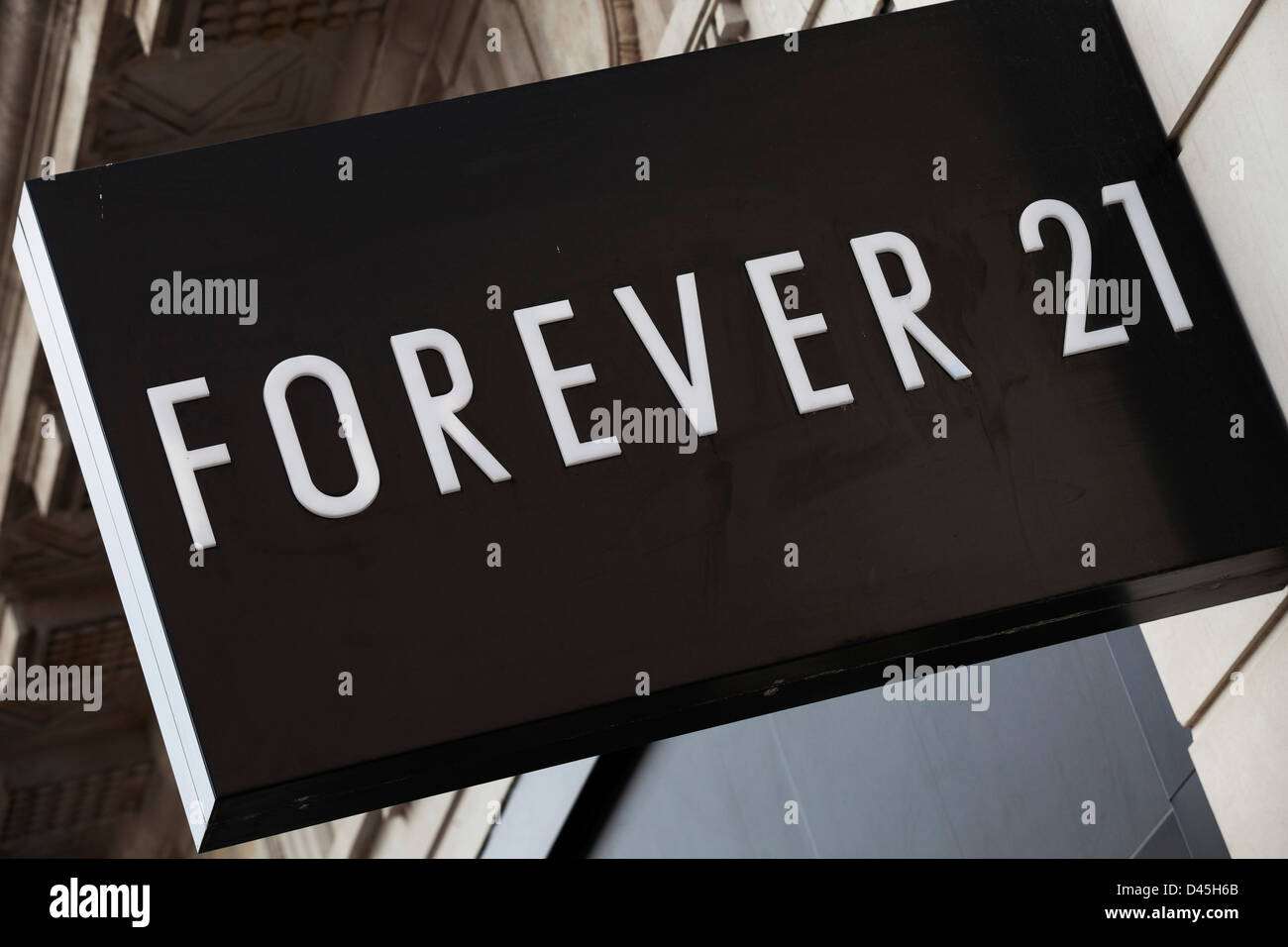 Forever 21 sign hi-res stock photography and images - Alamy