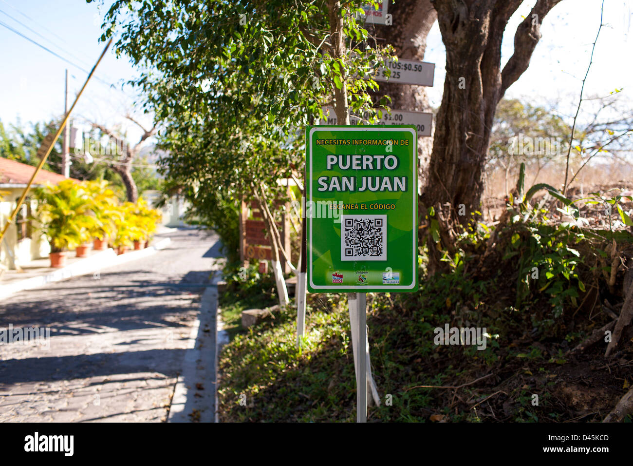 A QR code on a street sign links visitors to a local website on the road between Suchitoto and lake Suchitlan in El Salvador Stock Photo