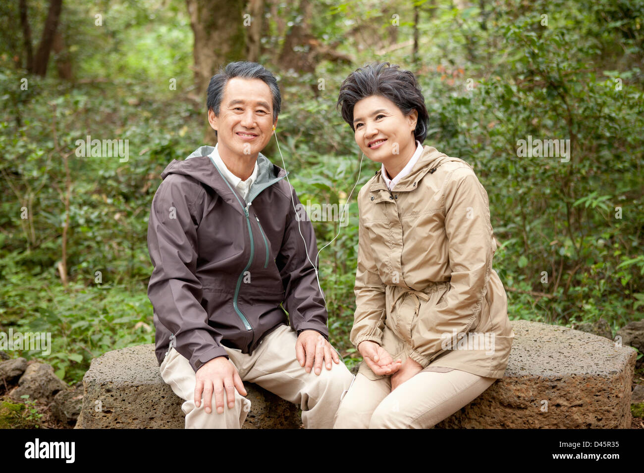Middle age couple sitting asian hi-res stock photography and images - Alamy