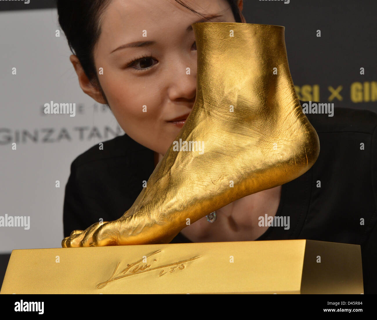 красивый педикюр с золотом. золотая стопа. браслеты на ногу женские. золотой браслет на ногу женский.