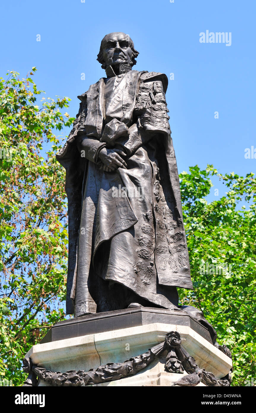 London, England, UK. Statue of William Gladstone (1809-98, Prime Minister) in front of St Clement Danes Church in the Aldwich. Stock Photo