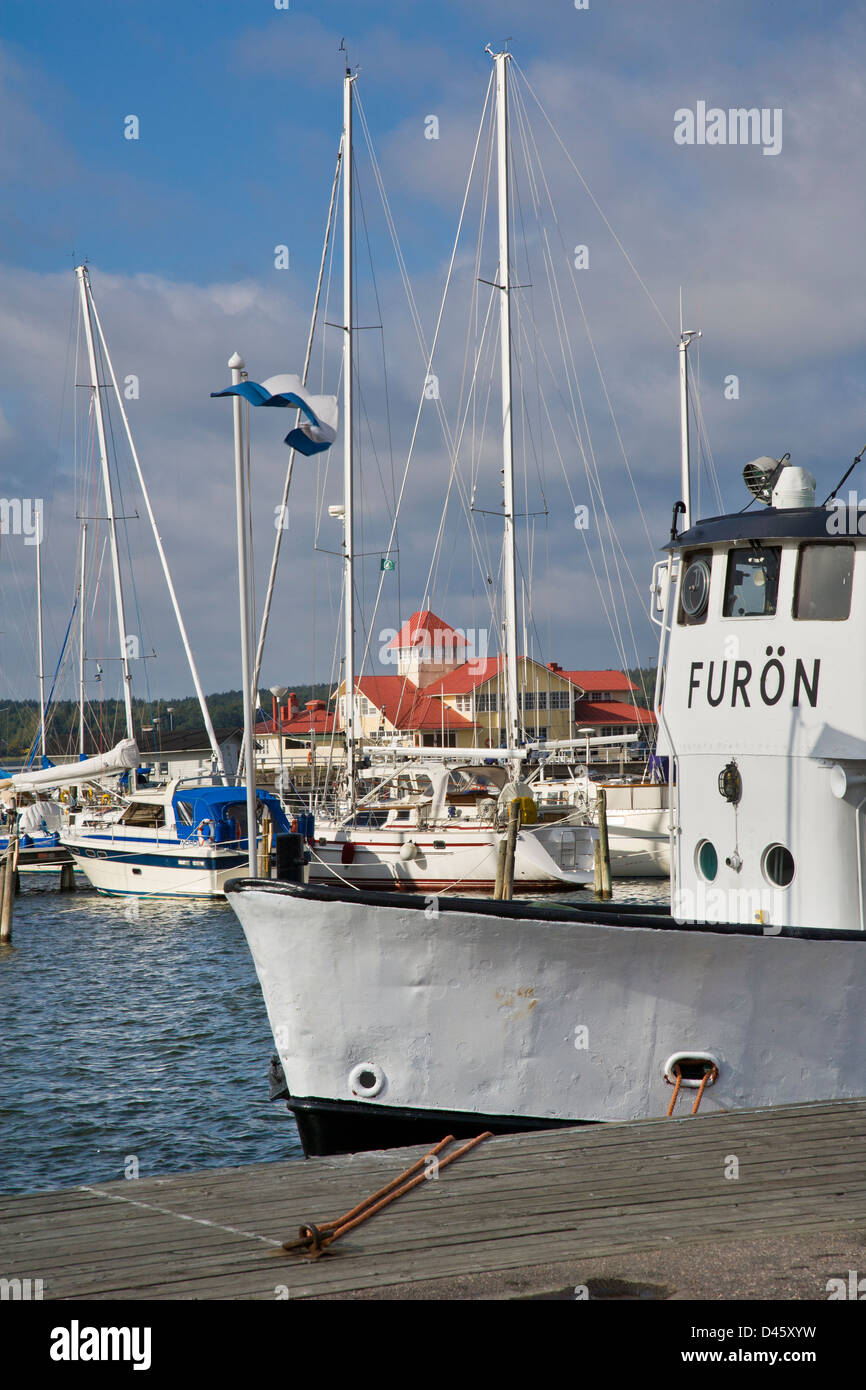 Finland, Southern Finland, steamer Furön at Ekenäs Harbour with view of the Knipan pier restaurant Stock Photo